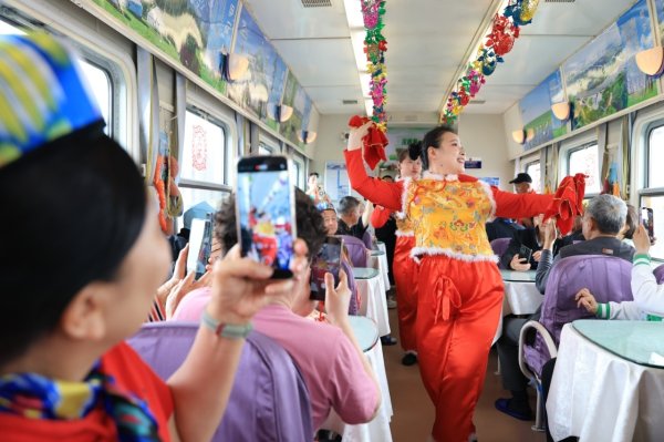 港盛国际 黑龙江开行今年首趟“纵横中国·龙泰号”援疆银发旅游专列