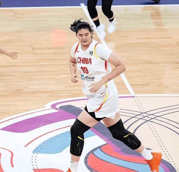 融智和 张子宇热身赛隐患再现！无中投，速度影响防守，篮板球也有麻烦！