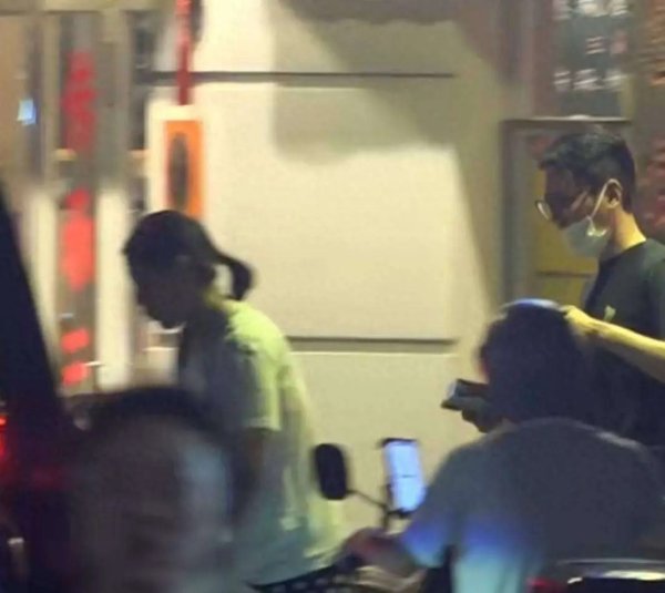 财汇盈 冯绍峰带6岁儿子想想吃饭，小家伙活泼可爱